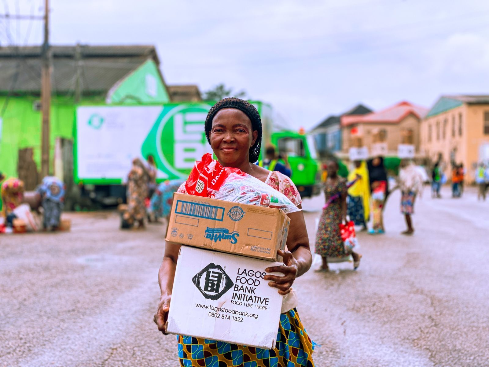 Volunteers distributing food